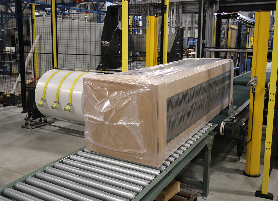RoRo StretchPack® pakkemaskine til indpakning af skabe. Strækhættefolien reducerer brug af pap. 