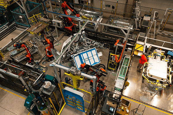 Produktionslinje til batteridæksler med 360° limning fra Robatech hos Teijin Automotive Technologies Czech s.r.o.