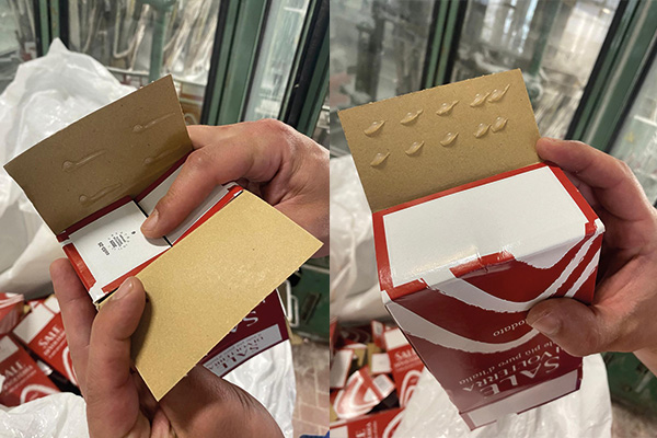 Til venstre, karton med klæbende perler på den indvendige bundflap, til højre, med perler på den udvendige bundflap til at forsegle kartonbunden.