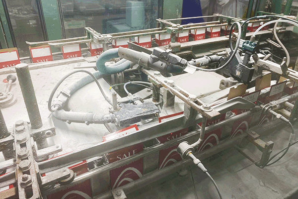 Emballagelinje hos Locatelli Saline di Volterra S.r.l., der viser de to SX Diamond-påføringshoveder fra Robatech, mens de forsegler de øverste flapper på saltemballagen.