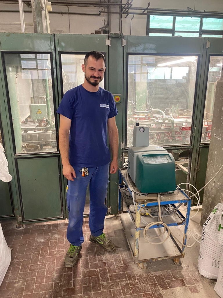 Giulio Rodani, driftschef hos Locatelli Saline di Volterra, foran pakkelinjen med det nye klæbemiddelpåføringssystem fra Robatech.