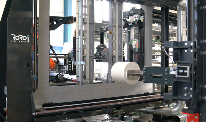 KOCH Robot Systems har leveret en komplet pakkelinje til automatisk indpakning af ruller på en RoRo StretchPack® packaging machine fra Tentoma.